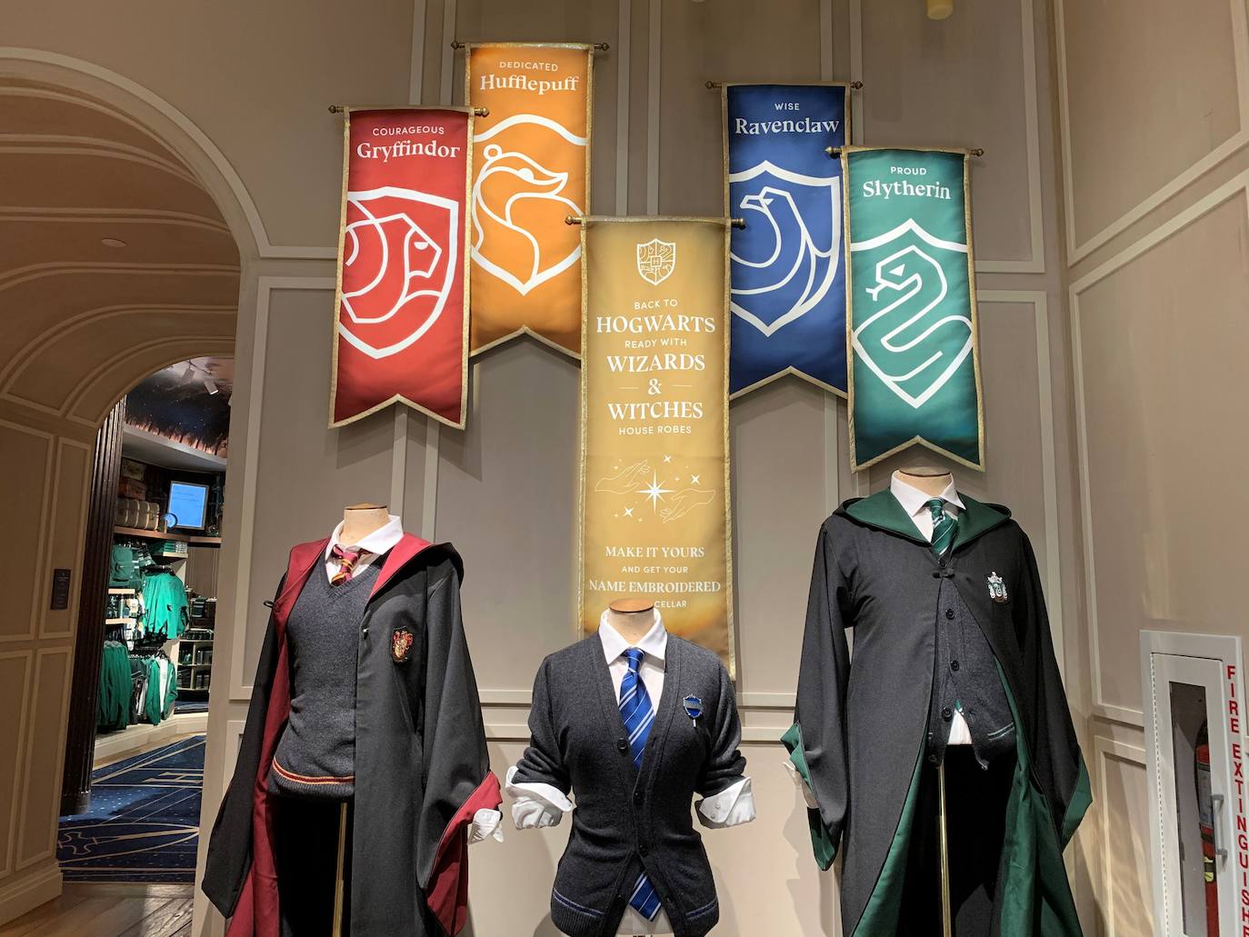 Con túnicas de Hogwarts y sombreros de brujos, cientos de Potterfanáticos bebieron cerveza de mantequilla y posaron para fotos en los zapatos gigantes de Hagrid durante la esperada apertura de la tienda de Harry Potter el pasado jueves en Nueva York