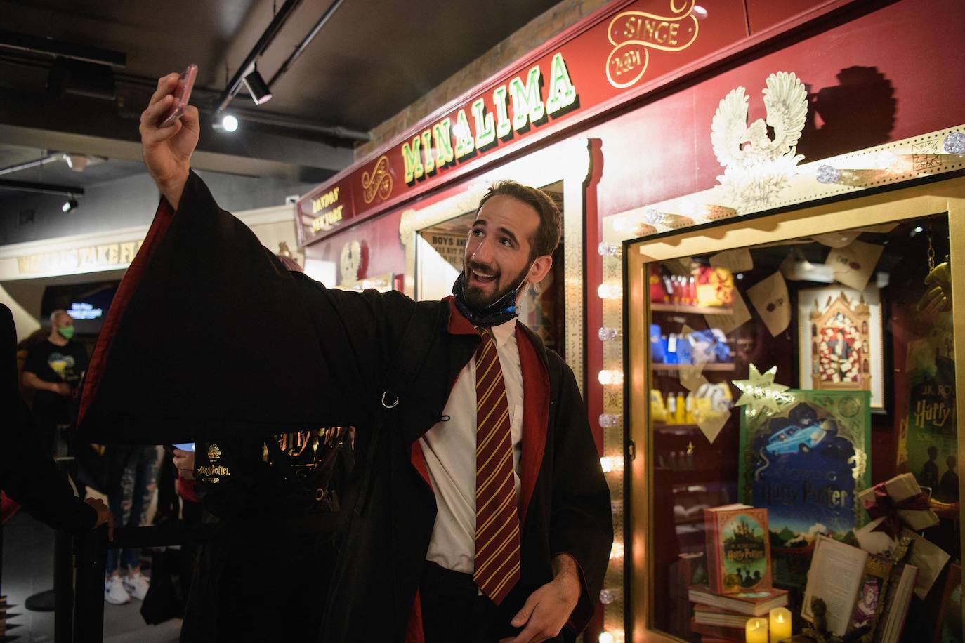 Con túnicas de Hogwarts y sombreros de brujos, cientos de Potterfanáticos bebieron cerveza de mantequilla y posaron para fotos en los zapatos gigantes de Hagrid durante la esperada apertura de la tienda de Harry Potter el pasado jueves en Nueva York