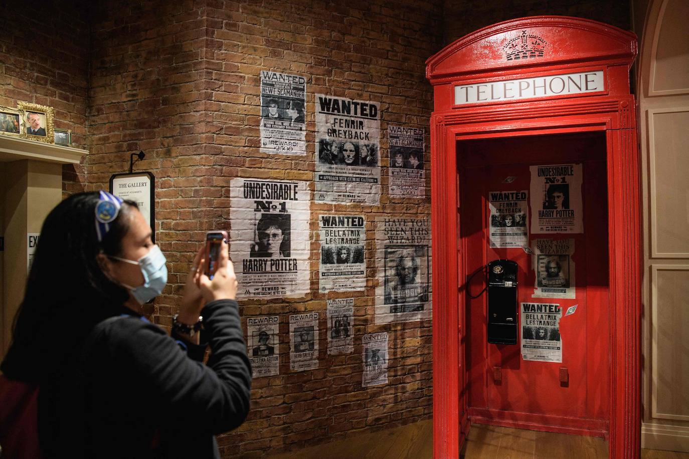 Con túnicas de Hogwarts y sombreros de brujos, cientos de Potterfanáticos bebieron cerveza de mantequilla y posaron para fotos en los zapatos gigantes de Hagrid durante la esperada apertura de la tienda de Harry Potter el pasado jueves en Nueva York