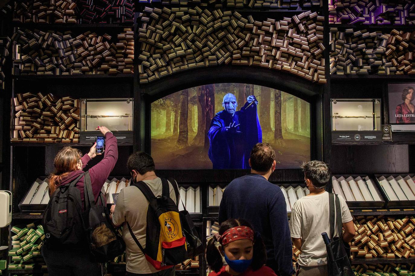 Con túnicas de Hogwarts y sombreros de brujos, cientos de Potterfanáticos bebieron cerveza de mantequilla y posaron para fotos en los zapatos gigantes de Hagrid durante la esperada apertura de la tienda de Harry Potter el pasado jueves en Nueva York