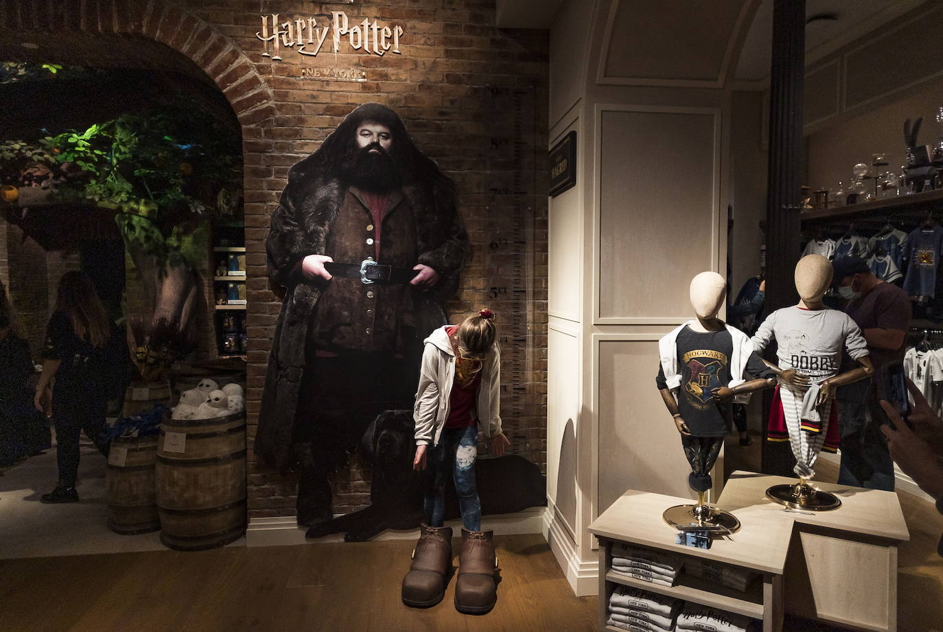 Con túnicas de Hogwarts y sombreros de brujos, cientos de Potterfanáticos bebieron cerveza de mantequilla y posaron para fotos en los zapatos gigantes de Hagrid durante la esperada apertura de la tienda de Harry Potter el pasado jueves en Nueva York