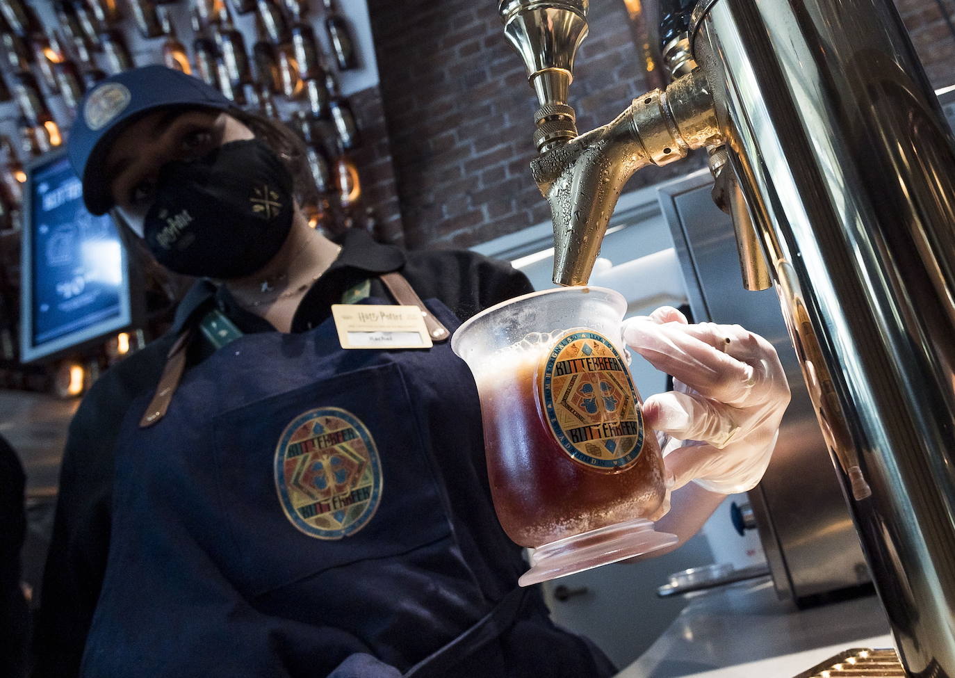 Con túnicas de Hogwarts y sombreros de brujos, cientos de Potterfanáticos bebieron cerveza de mantequilla y posaron para fotos en los zapatos gigantes de Hagrid durante la esperada apertura de la tienda de Harry Potter el pasado jueves en Nueva York