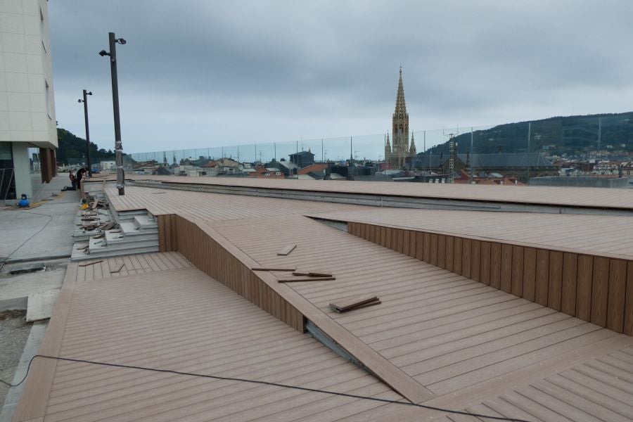 El verano va a llegar con una nueva panorámica sobre el centro de San Sebastián. A finales de junio se abrirá al público la plataforma construida en lo alto del cerro que ofrece una panorámica inédita del centro de la capital guipuzcoana