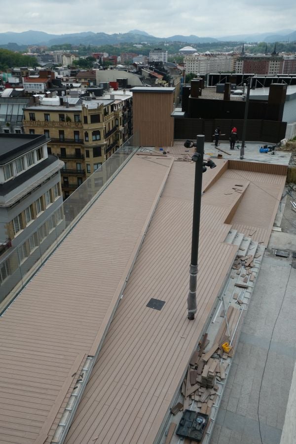 El verano va a llegar con una nueva panorámica sobre el centro de San Sebastián. A finales de junio se abrirá al público la plataforma construida en lo alto del cerro que ofrece una panorámica inédita del centro de la capital guipuzcoana
