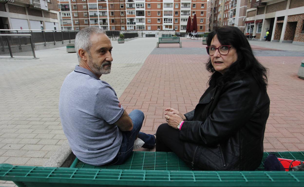 Fernando Deba, empleado del Banco Santander apuntado al ERE, y Pilar Antolin, exempleada del banco y prejubilada, posan en el barrio de Sarriko en Bilbao, donde residen ambos.