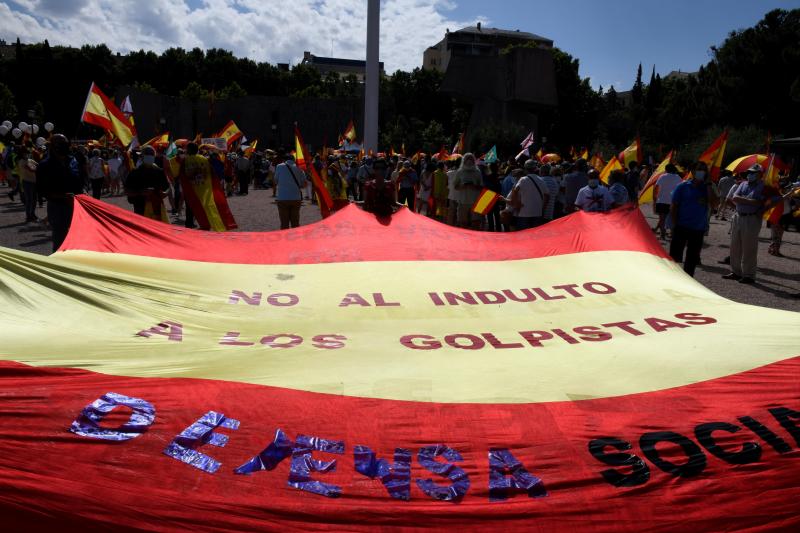 Varias personas despliegan una bandera durante la concentración.