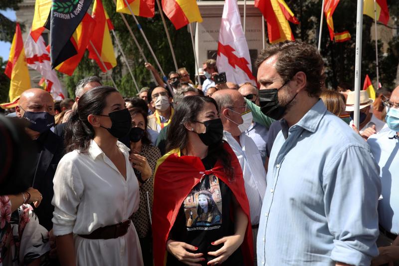 Los diputados de Vox Macarena Olona (c) e Iván Espinosa de los Monteros conversan con la presidenta de Vox en la Comunidad de Madrid, Rocío Monasterio (i), minutos antes de dar comienzo la concentración.