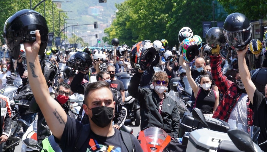 Cientos de moteros han tomado las calles de San Sebastián para pedir más seguridad en las carreteras vascas. 