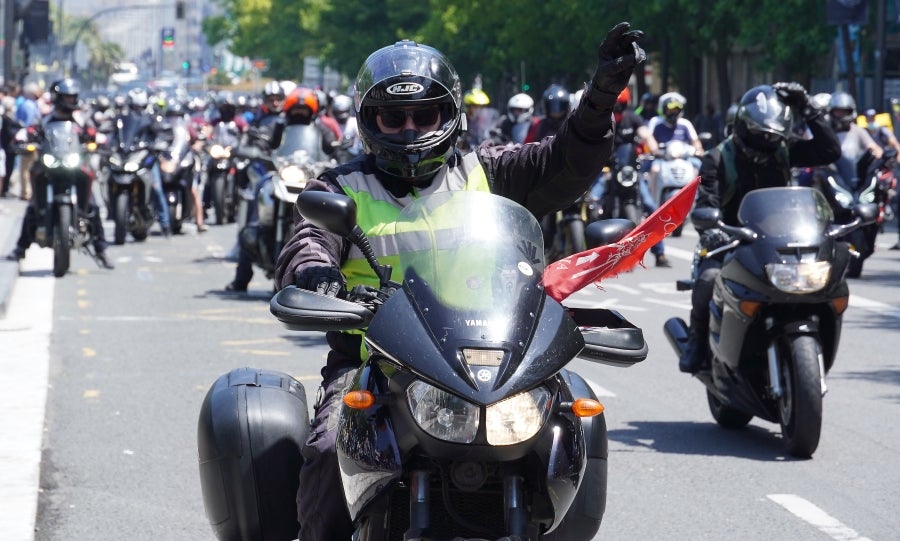 Cientos de moteros han tomado las calles de San Sebastián para pedir más seguridad en las carreteras vascas. 