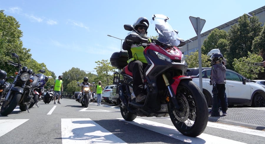 Cientos de moteros han tomado las calles de San Sebastián para pedir más seguridad en las carreteras vascas. 