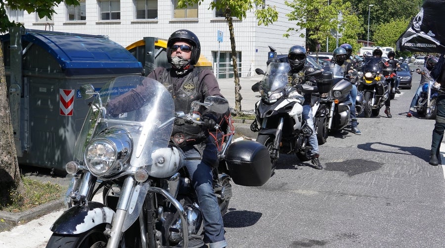 Cientos de moteros han tomado las calles de San Sebastián para pedir más seguridad en las carreteras vascas. 