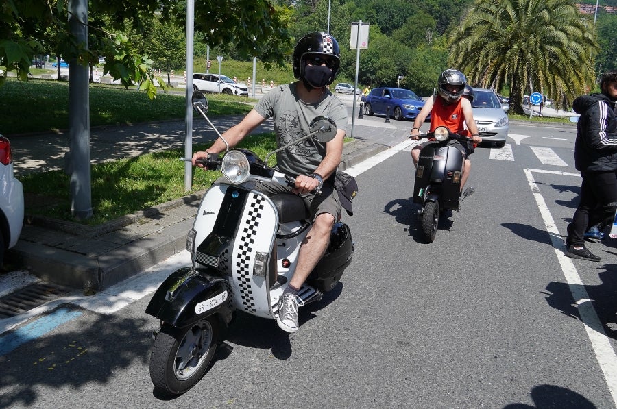 Cientos de moteros han tomado las calles de San Sebastián para pedir más seguridad en las carreteras vascas. 