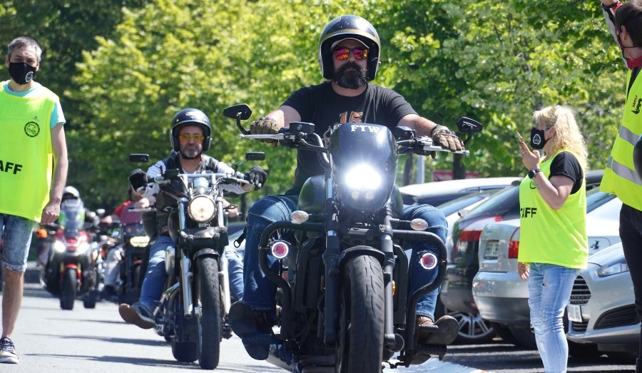 Cientos de moteros han tomado las calles de San Sebastián para pedir más seguridad en las carreteras vascas. 