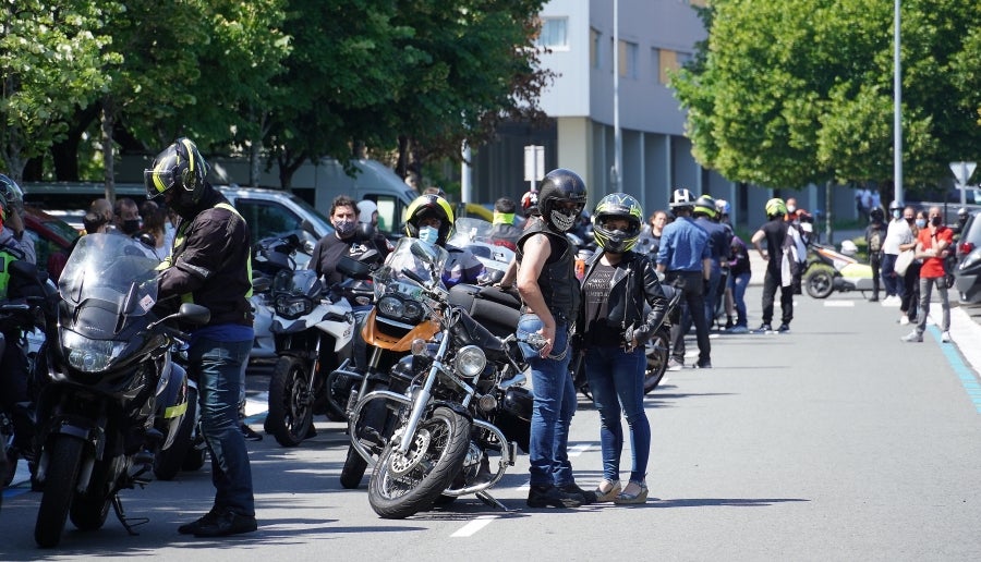 Cientos de moteros han tomado las calles de San Sebastián para pedir más seguridad en las carreteras vascas. 