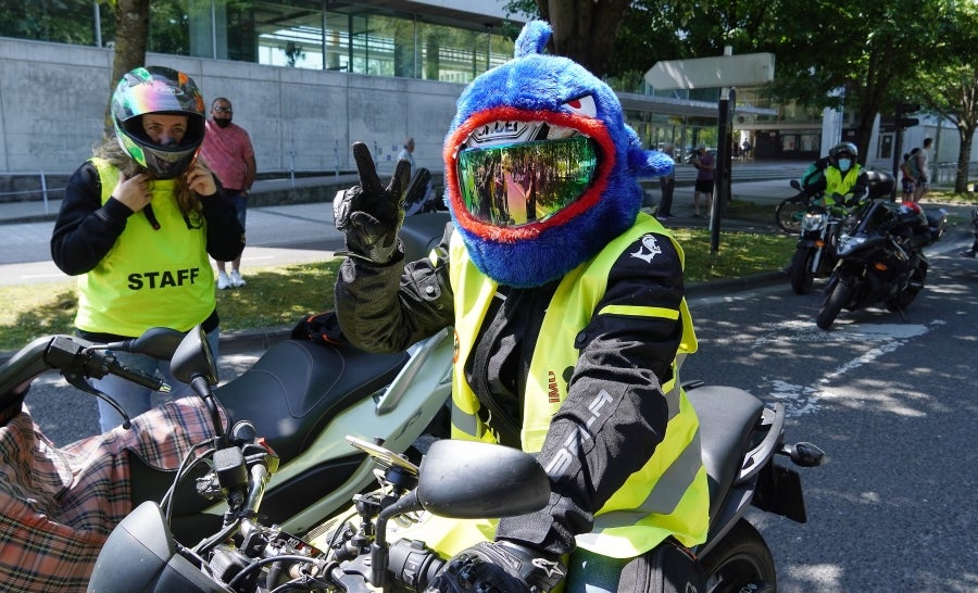Cientos de moteros han tomado las calles de San Sebastián para pedir más seguridad en las carreteras vascas. 