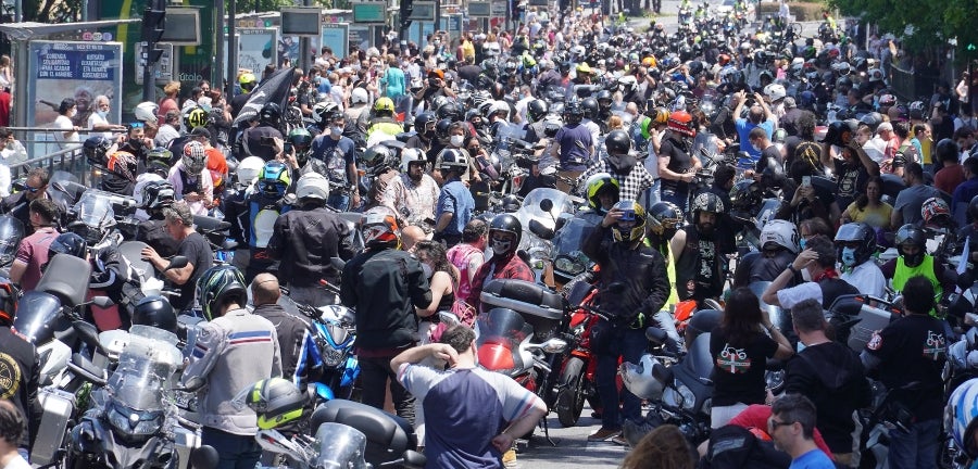 Cientos de moteros han tomado las calles de San Sebastián para pedir más seguridad en las carreteras vascas. 