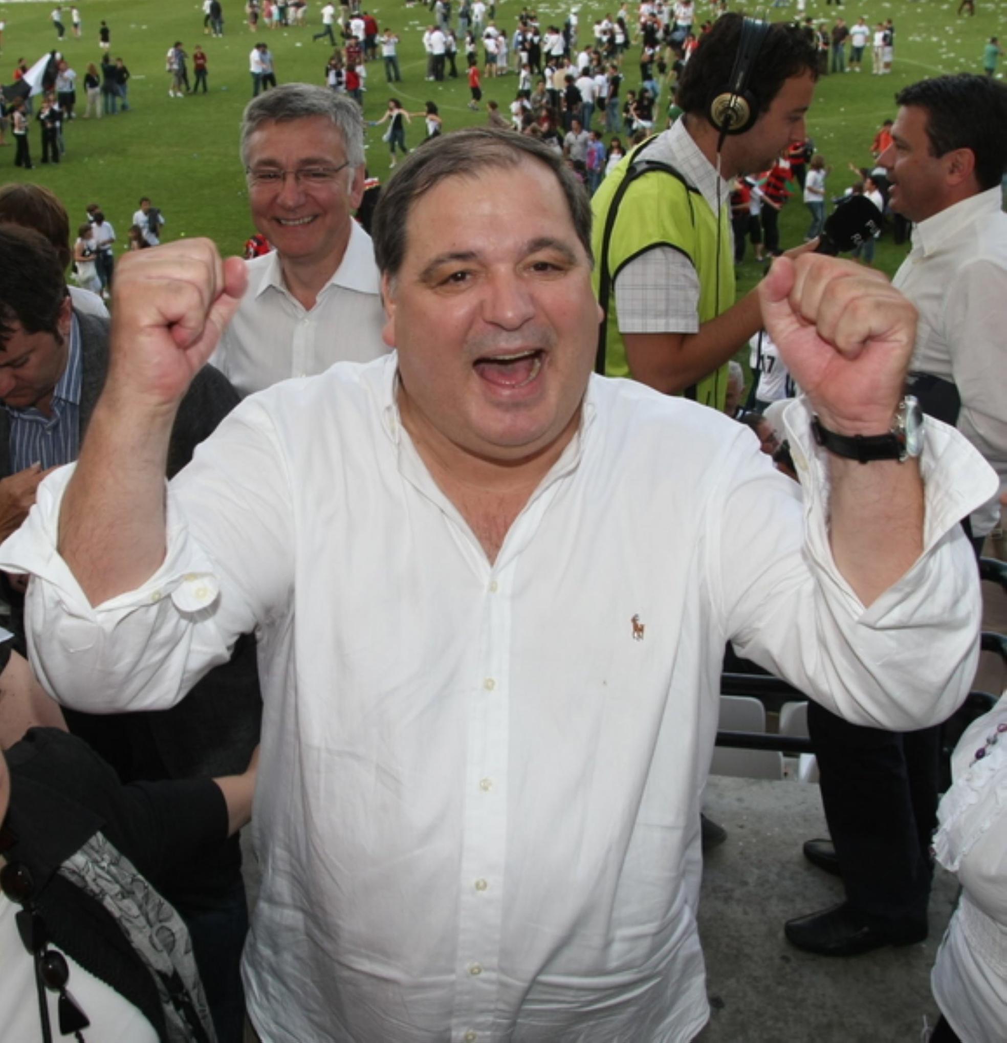 Ricardo García, eufórico el 21 de junio de 2009 tras el ascenso logrado ante el Alcorcón. 