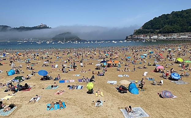 La bruma cubre la bahía de la Concha en una estampa inusual