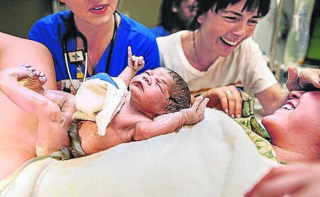 Imagen principal - Olatz Mendiola tuvo la oportunidad de asistir al nacimiento de su hija Kala, que nació del vientre de Celeste en Dallas (Texas, Estados Unidos).