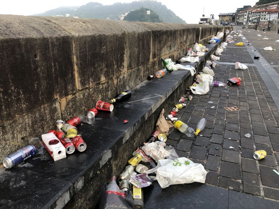El puerto donostiarra ha amanecido cubierto de restos de plásticos y cristales después de una noche de botellón