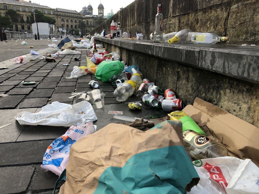 El puerto donostiarra ha amanecido cubierto de restos de plásticos y cristales después de una noche de botellón