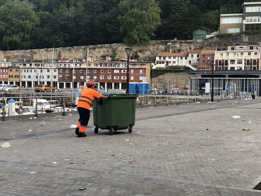 El puerto donostiarra ha amanecido cubierto de restos de plásticos y cristales después de una noche de botellón