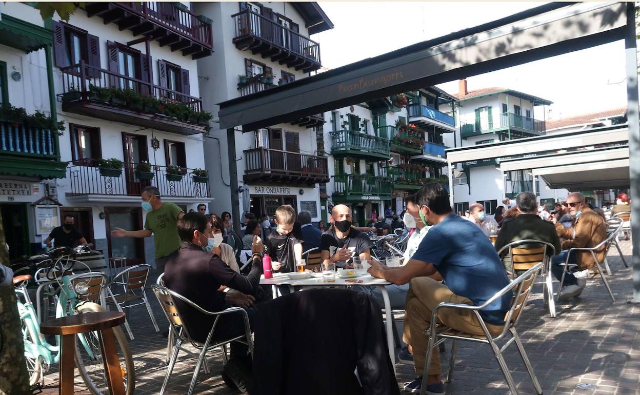 Varias personas en la zona de terrazas de la calle San Pedro de Hondarribia.
