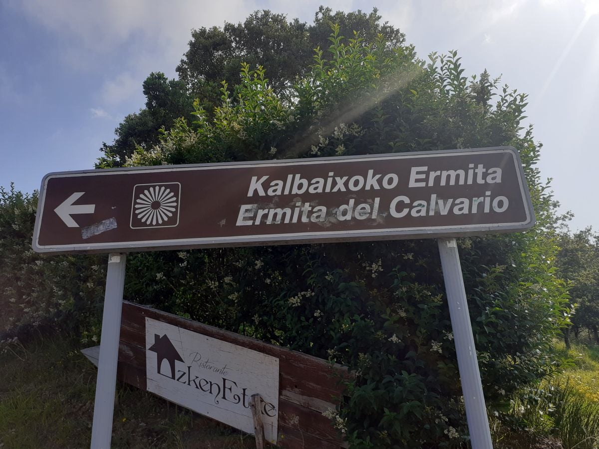 Discreta cumbre desde la que se contempla la fuerza del mar que a lo largo de millones de años ha esculpido nuestra costa, dejando al descubierto grandes tesoros fósiles