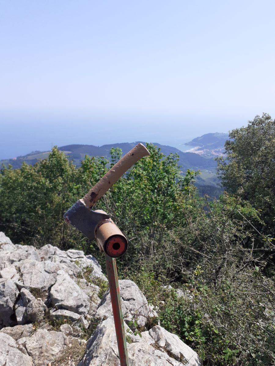 Discreta cumbre desde la que se contempla la fuerza del mar que a lo largo de millones de años ha esculpido nuestra costa, dejando al descubierto grandes tesoros fósiles