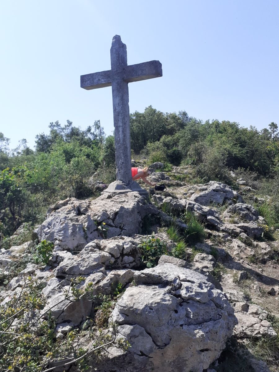 Discreta cumbre desde la que se contempla la fuerza del mar que a lo largo de millones de años ha esculpido nuestra costa, dejando al descubierto grandes tesoros fósiles