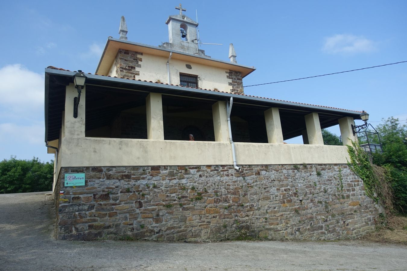 Discreta cumbre desde la que se contempla la fuerza del mar que a lo largo de millones de años ha esculpido nuestra costa, dejando al descubierto grandes tesoros fósiles