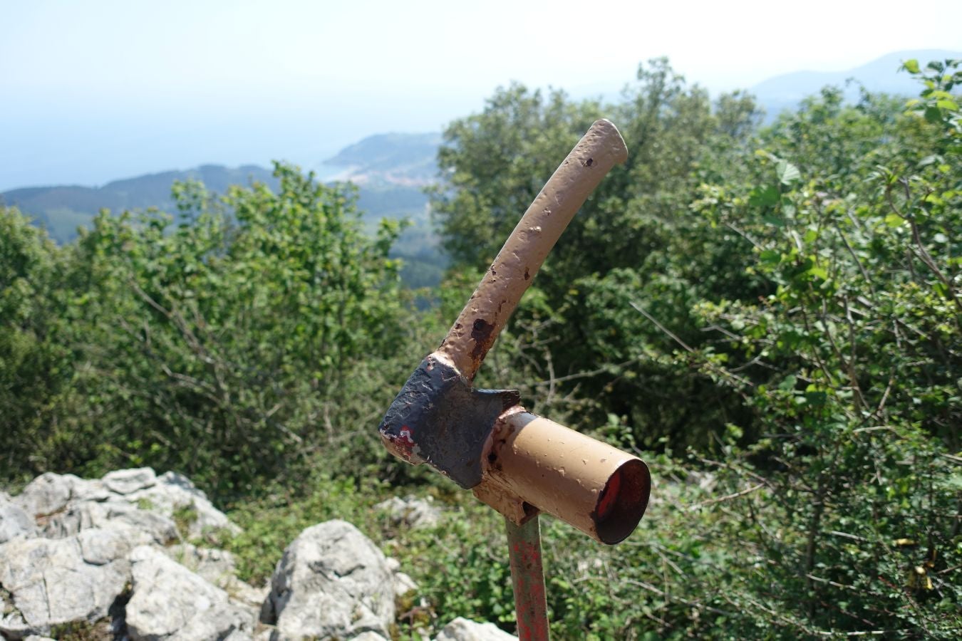 Discreta cumbre desde la que se contempla la fuerza del mar que a lo largo de millones de años ha esculpido nuestra costa, dejando al descubierto grandes tesoros fósiles