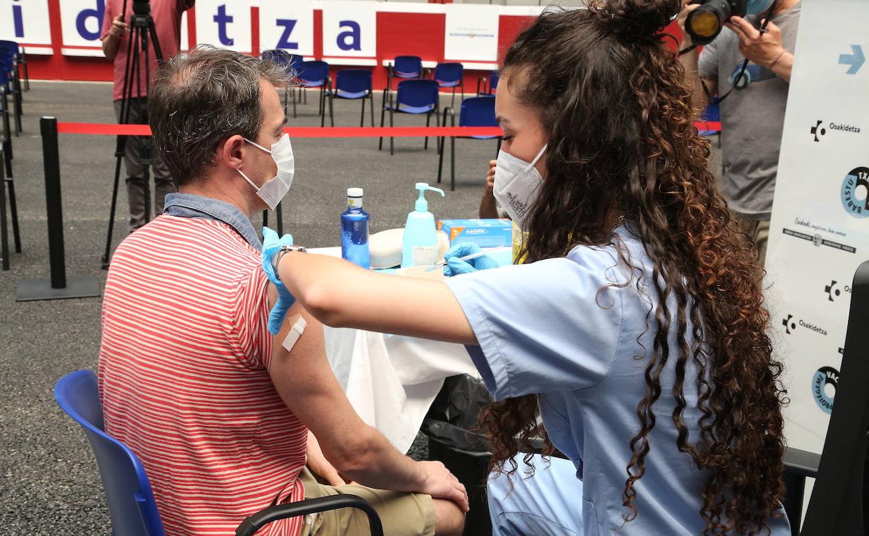 Un hombre recibe la vacuna de Pfizer en el coso de Illunbe. 