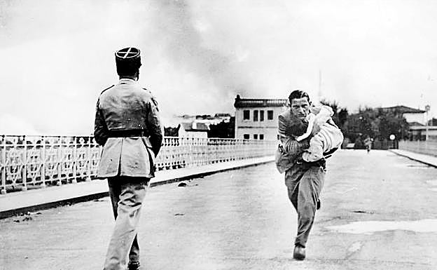 Imagen principal - El periodista Raymond Venker atraviesa el puente internacional de Irun hacia Hendaia, tras salvar a un bebé. Campo de concentración de Argelès-sur Mer. Refugiados vascos en París en el tren hacia Le Havre. 