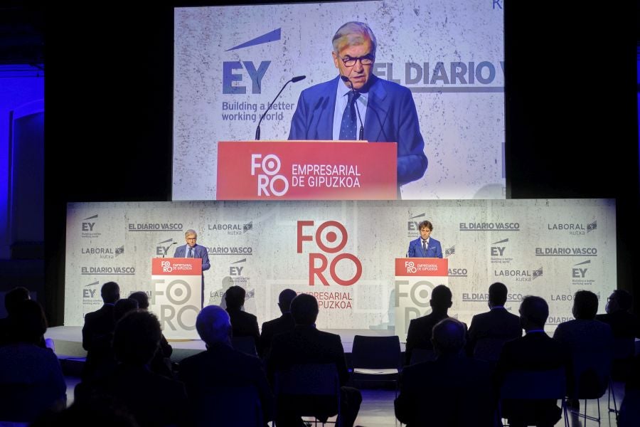 El presidente de El Diario Vasco, José María Bergareche, y el director del periódico, David Taberna, intervienen en el foro