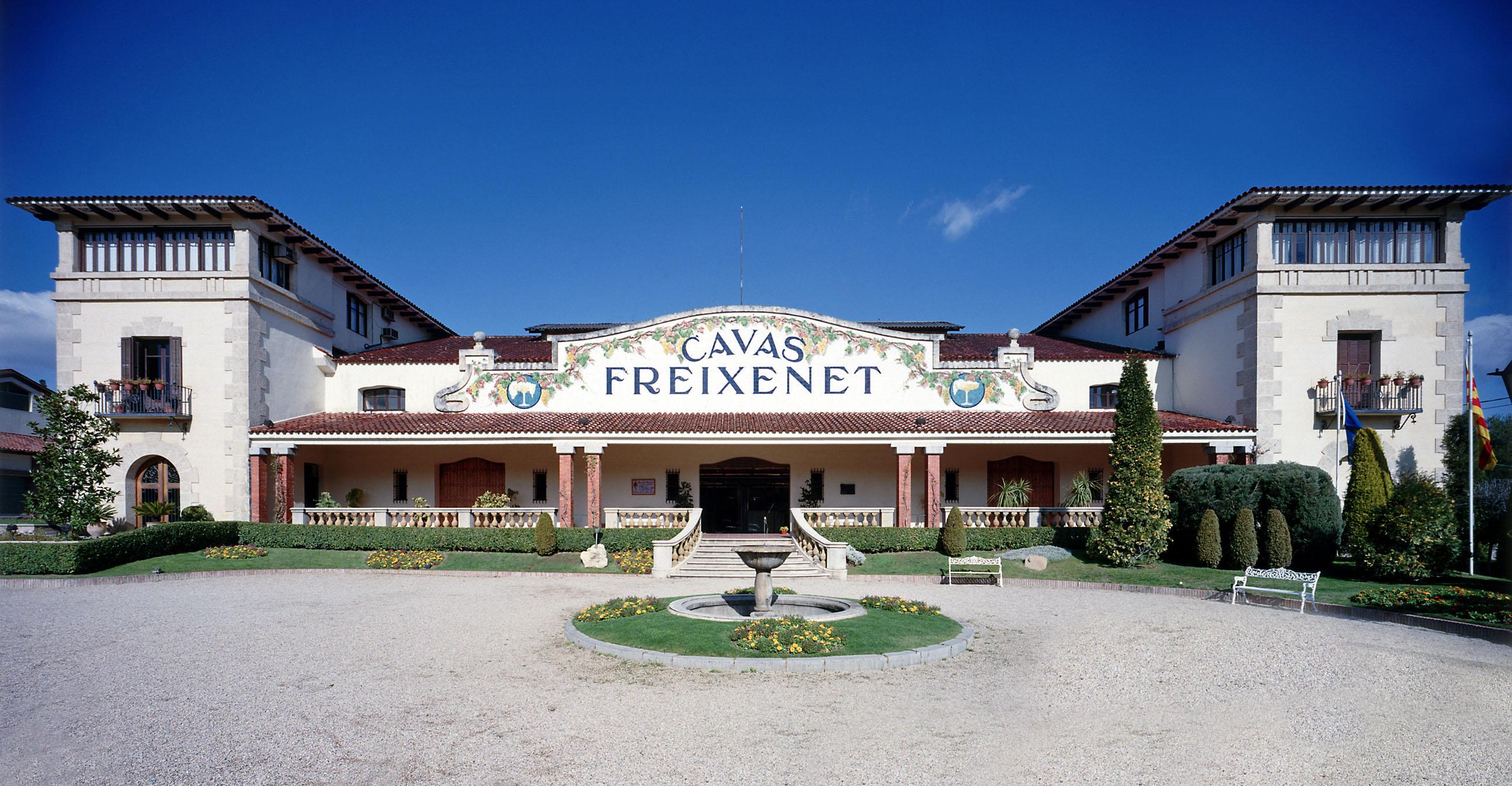 Freixenet, Sant Sadurni d’Anoia. Diseñadas por el arquitecto modernista Josep Ros i Ros en 1927.