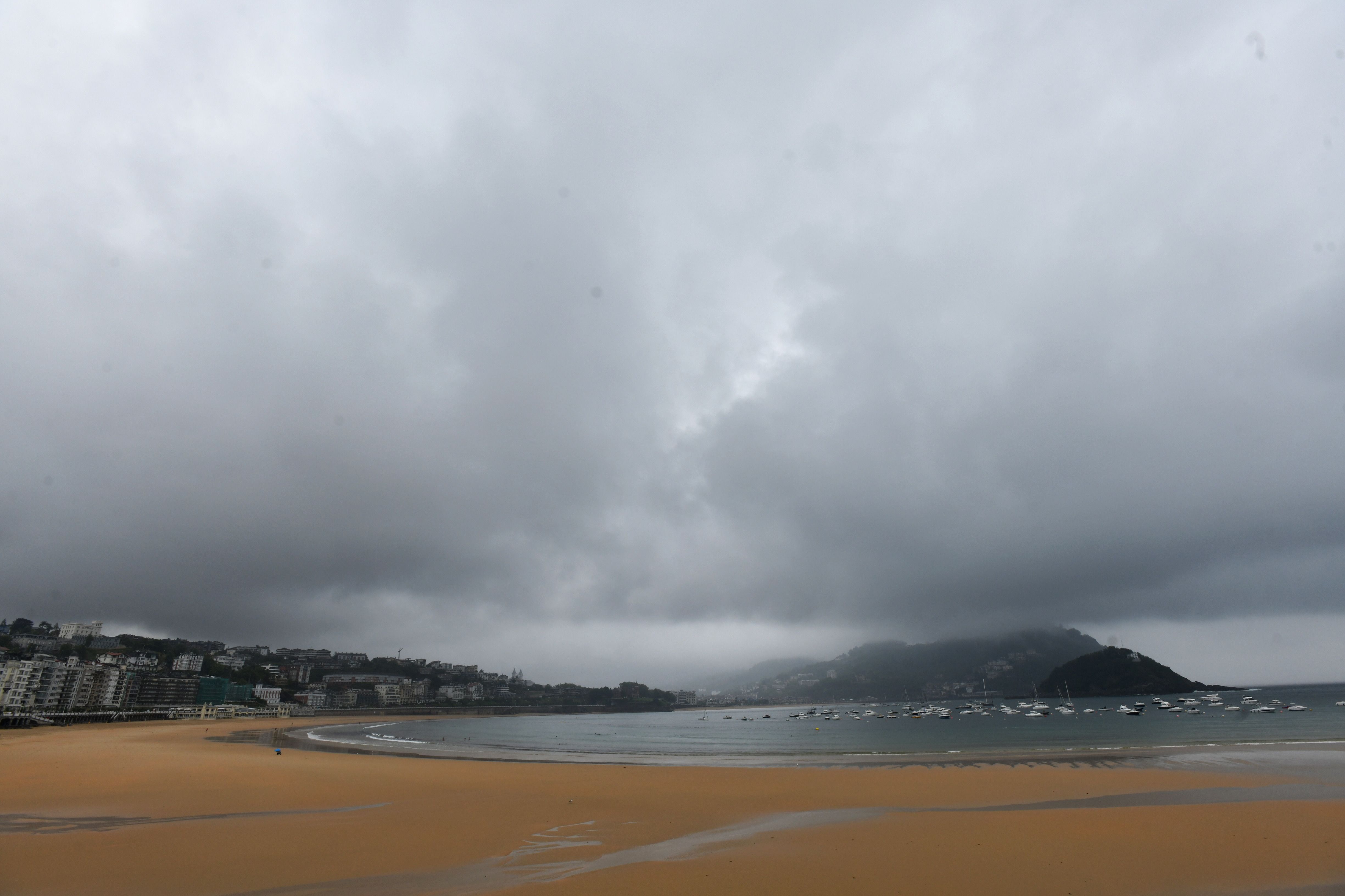 El día de hoy ha tenido poco de veraniego. Se han impuesto las lluvias y las temperaturas más propias de otoño