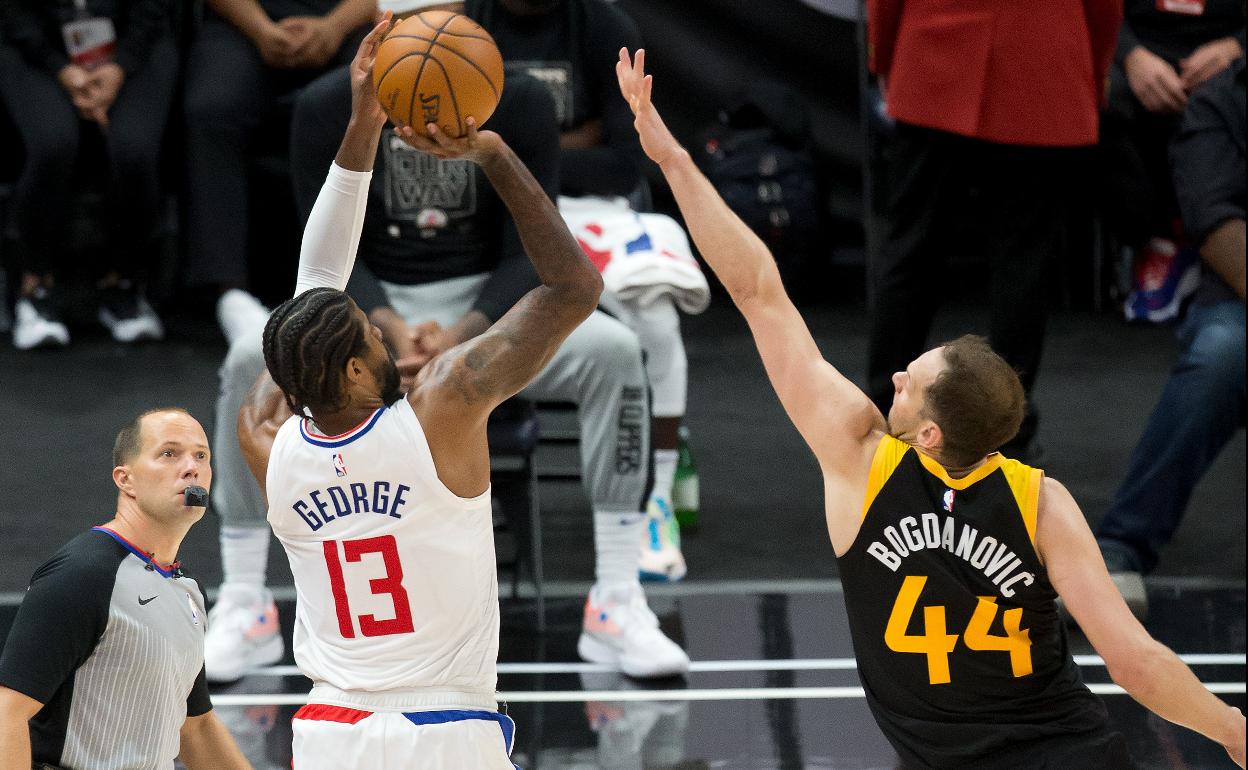 Paul George y Bogdanović, durante el partido.