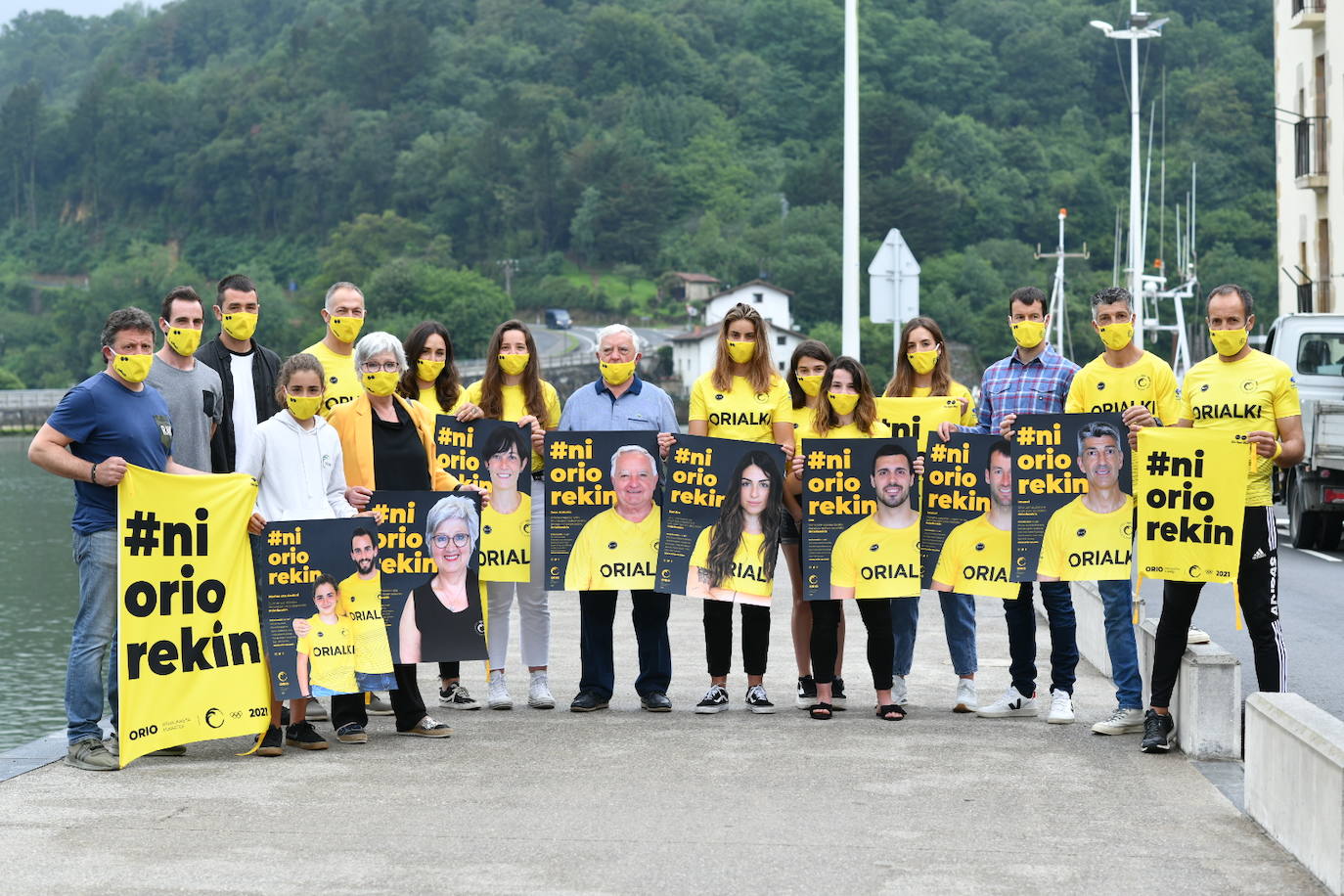Remeros y entrenadores de Orio, entre ellos Agirretxe e Imanol, en la parte derecha de la imagen. 