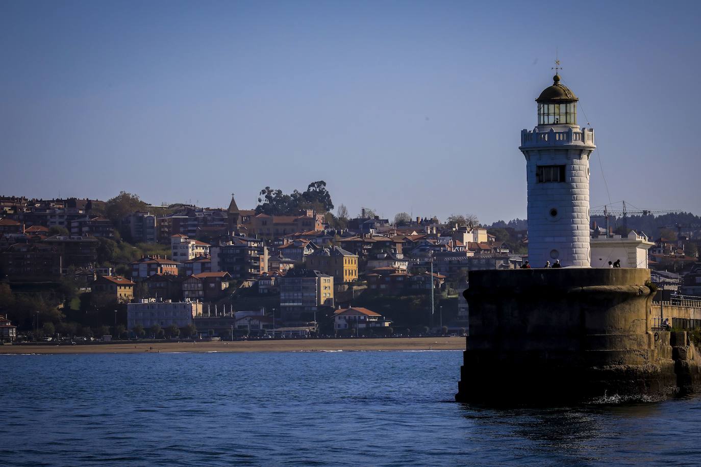 Faro del rompeolas de Getxo. Está también en el casco urbano y aunque no tiene mucha historia, sí forma parte del paseo peatonal de muchos residentes. No es raro ver andar y correr a la gente hasta él, rodearlo y volverse. Tiene el encanto de estar unido a tierra con una pasarela con el agua a ambos lados.