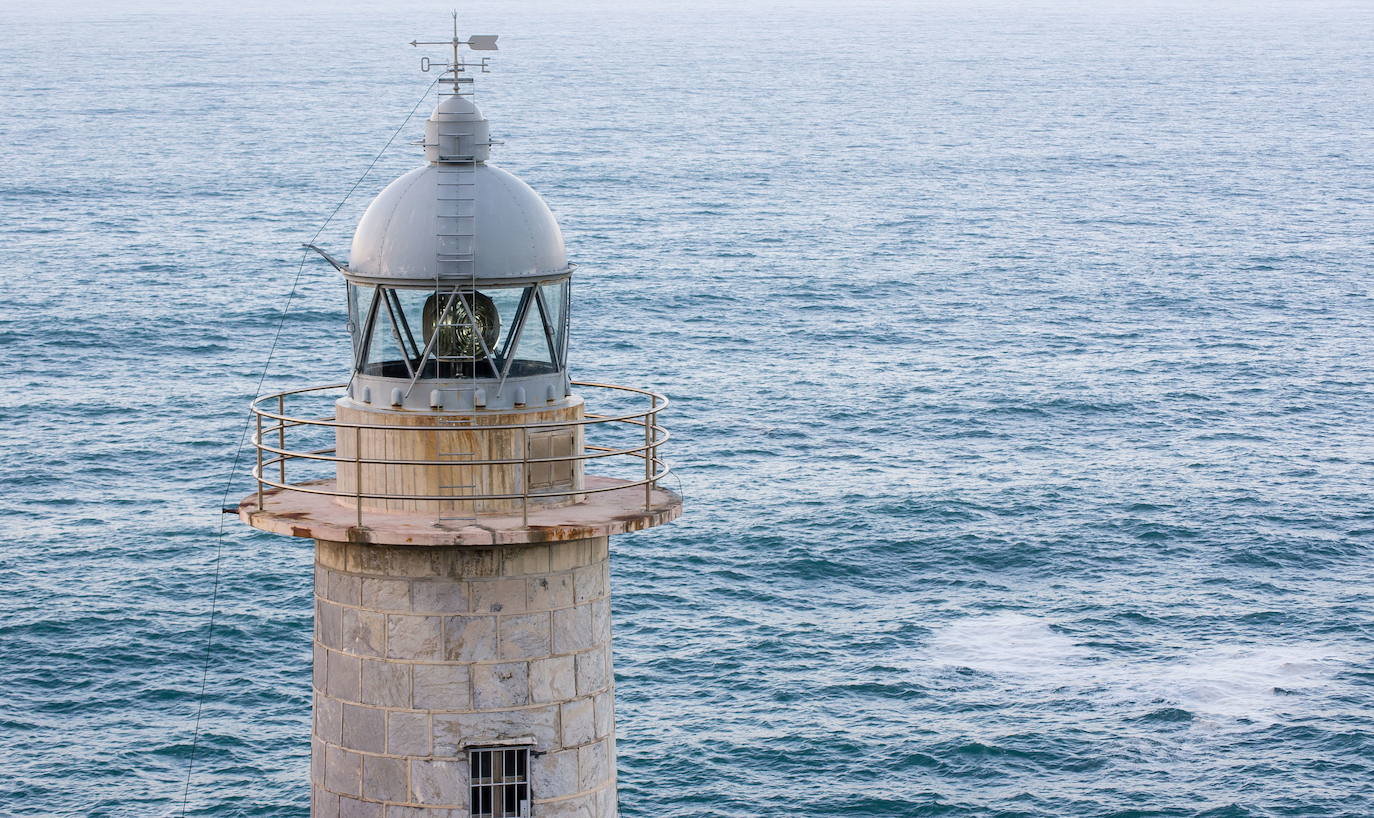 Faro Santa Catalina de Lekeitio. Es el primer y único faro visitable por dentro de todo Euskadi porque incluye un centro de interpretación de la técnica de la navegación. Fue inaugurado en 1862. Está en el cabo de Antzoriz, a menos de dos kilómetros del centro, y se puede llegar tanto en coche como andando.