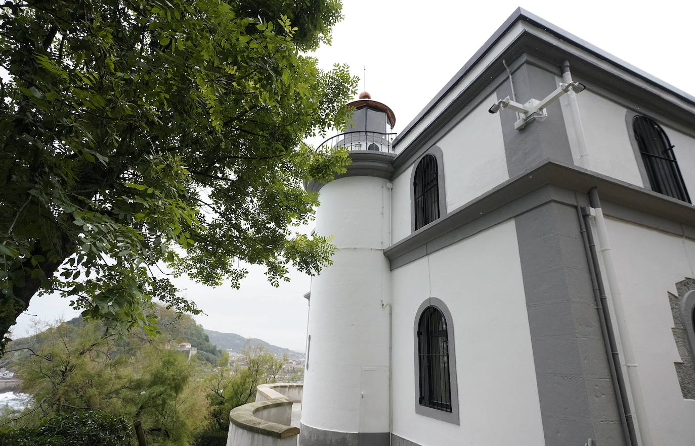 Faro de Santa Clara, San Sebastián. Se ubica en la isla que está en plena bahía donostiarra. y donde vive una especie de lagartija única en el mundo. Comenzó a funcionar en Septiembre de 1864 y permitió que dejaran de confundir la boca del puerto con la de La Zurriola. Se puede visitar pero solo es accesible si vamos en barco. Hay excursiones.