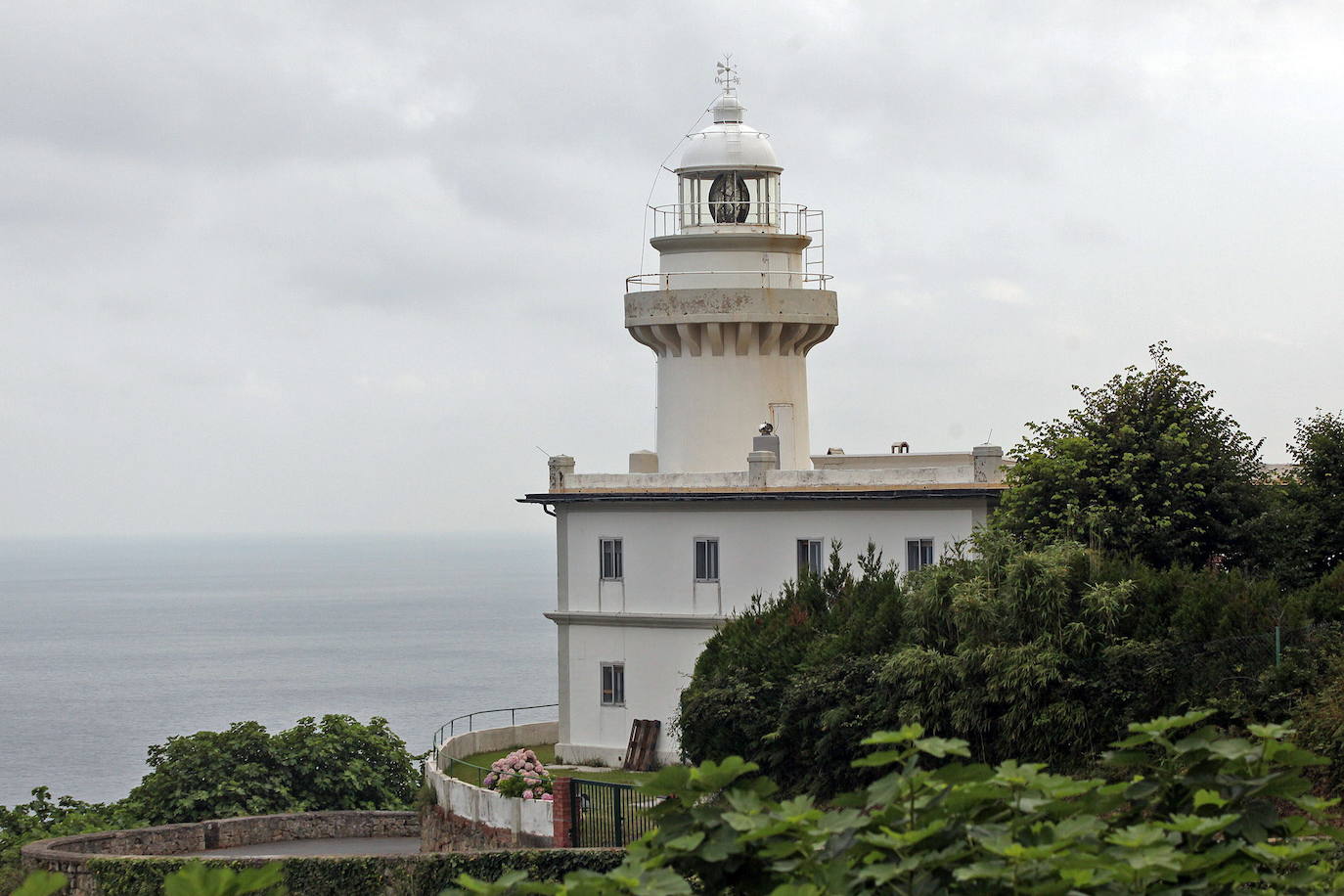 Faro de Igeldo, San Sebastián. Se inauguró en 1855 y se construyó siguiendo el proyecto de Manuel Peironcely. En 1912 se encarga al arquitecto Luis Elizalde que le añada una planta con amplias ventanas y una terraza desde la que se observa la ciudad de San Sebastián y el paisaje.