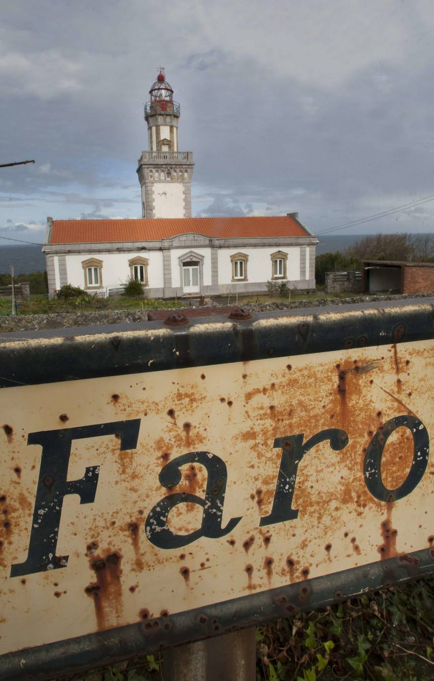 Faro de Higuer, Hondarribia. Es de estilo neoclásico. Fue construido en 1878 por Antobio Lafarga para sustituir otro que las tropas carlistas destruyeron en 1874. Se trata del último, o primero, faro de la Península. Alerta de la presencia de las peligrosas rocas del cabo de Higer y la Isla de Amuitz.