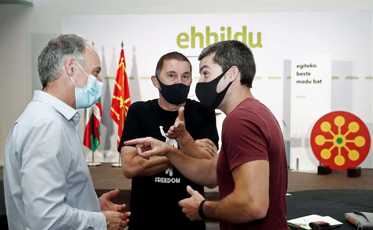 Adolfo Araiz, Arnaldo Otegi y Arkaitz Rodríguez en un acto de EH Bildu.