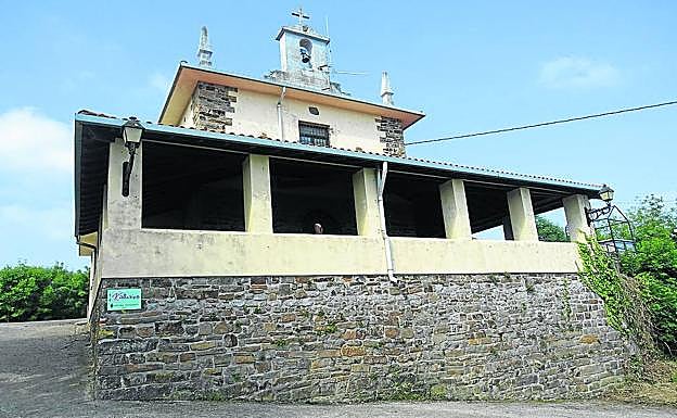 Imagen principal - Exterior de la ermita de del Calvario de Mutriku; Buzón situado en la cima del Arno y un hermoso haya de camino al monte.