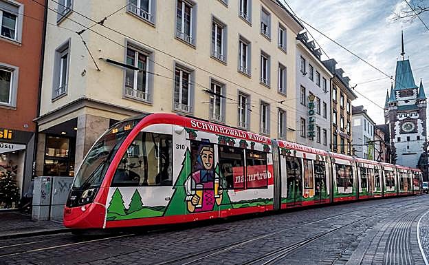 Unidad de tranvía circulando por Friburgo. 