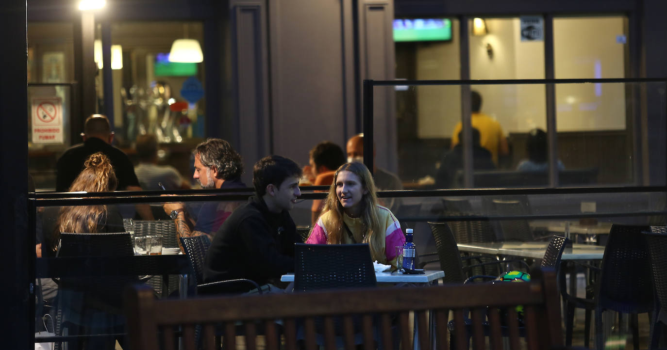 La primera noche en San Sebastián con horario hasta las 2.00 en los bares animó cenas en terrazas o en el interior de los bares con clientes concienciados con las normas, pero sin la necesidad de andar pendientes del reloj