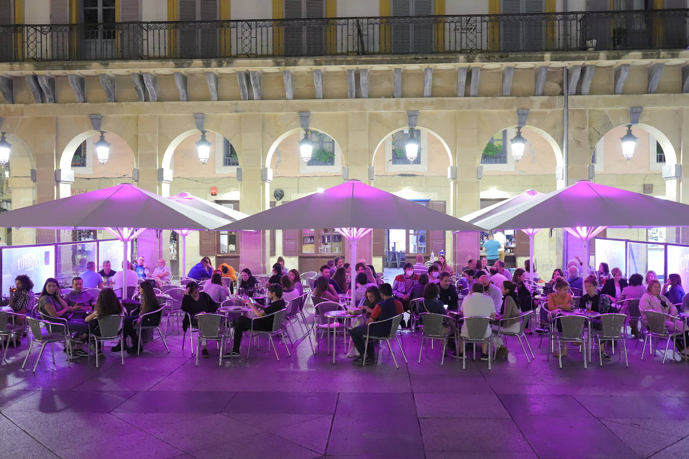 La primera noche en San Sebastián con horario hasta las 2.00 en los bares animó cenas en terrazas o en el interior de los bares con clientes concienciados con las normas, pero sin la necesidad de andar pendientes del reloj