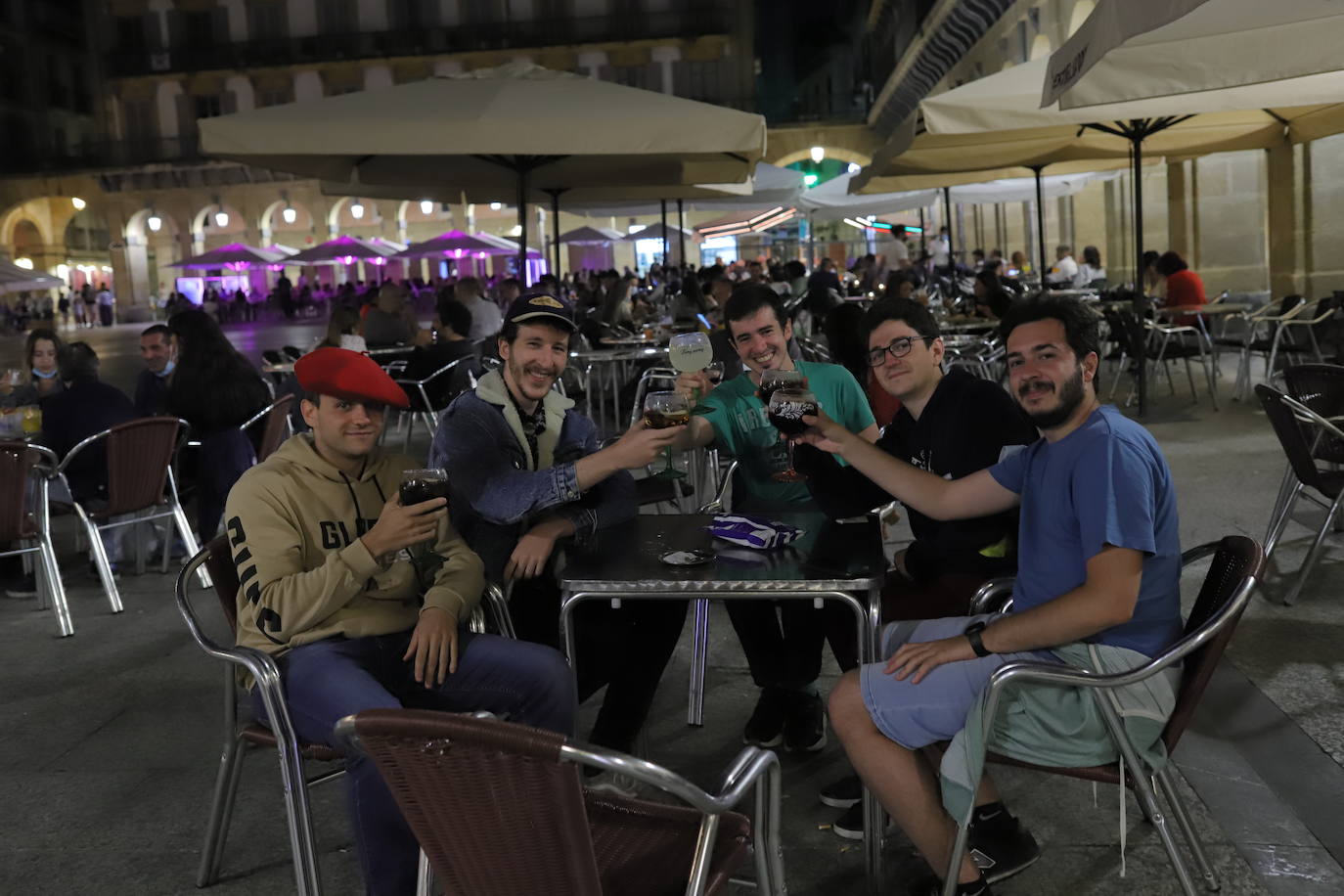 La primera noche en San Sebastián con horario hasta las 2.00 en los bares animó cenas en terrazas o en el interior de los bares con clientes concienciados con las normas, pero sin la necesidad de andar pendientes del reloj